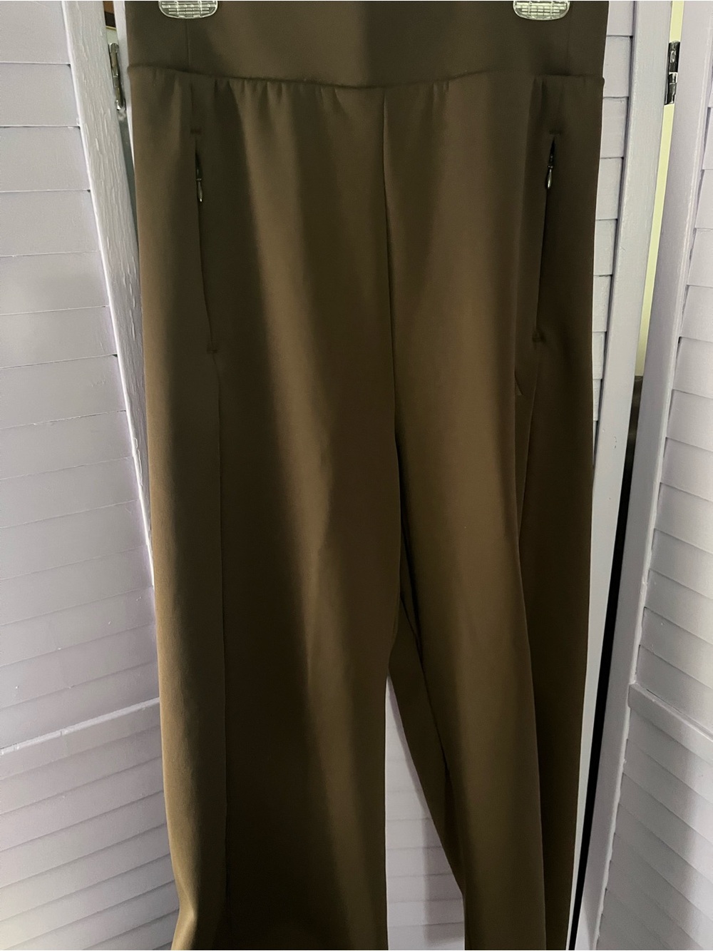 Adidas women’s easy pull on  Pants in brown.Soft warm material. Zippered pockets
